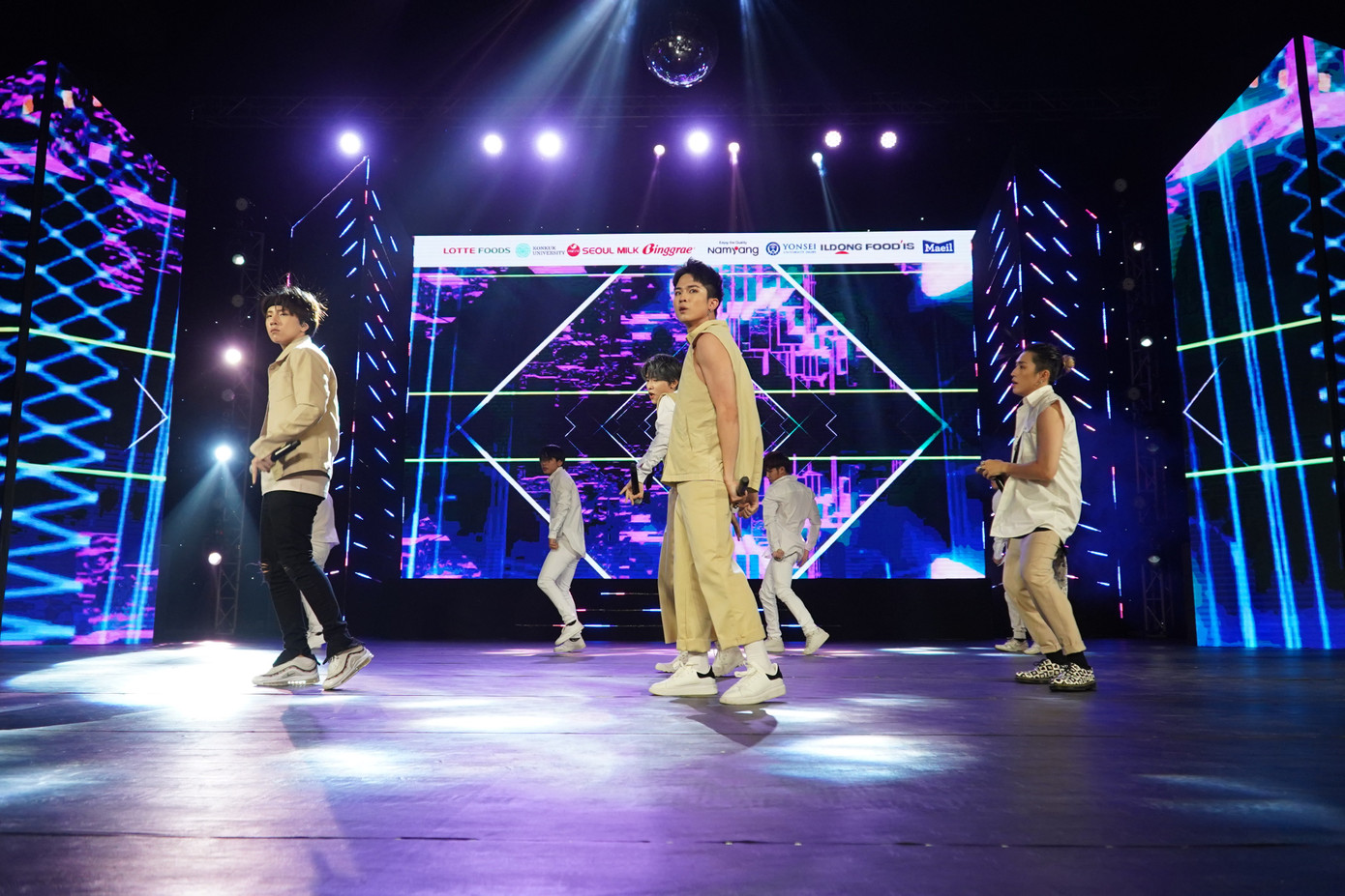 Nhóm nhạc UNI5 khiến các fangirl đứng ngồi không yêu với loạt vũ đạo mạnh mẽ, nam tính.