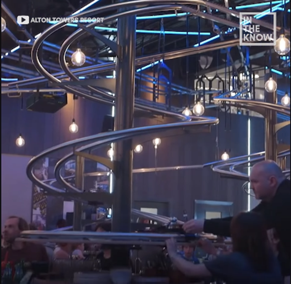 sau đó món ăn sẽ được tàu lượn chuyển đến bạn.