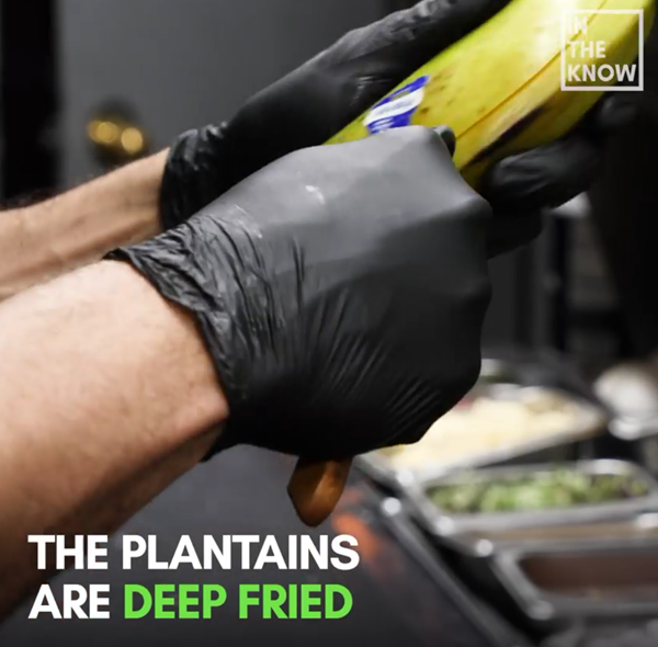 Bạn cắt bỏ phần vỏ chuối.