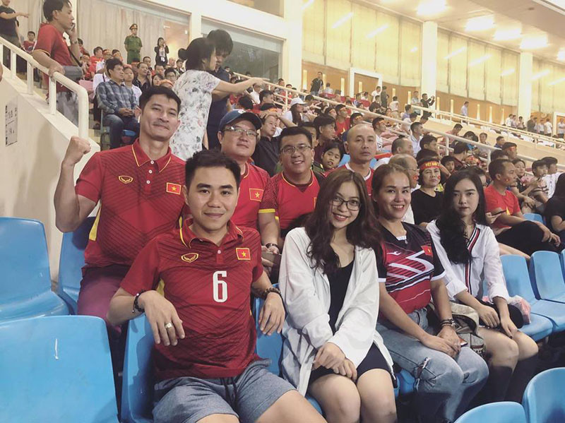 Hà Trang và Nhật Lê cùng xuất hiện trên khán đài, cổ vũ các cầu thủ trong trận Việt Nam - Myanmar vừa qua.