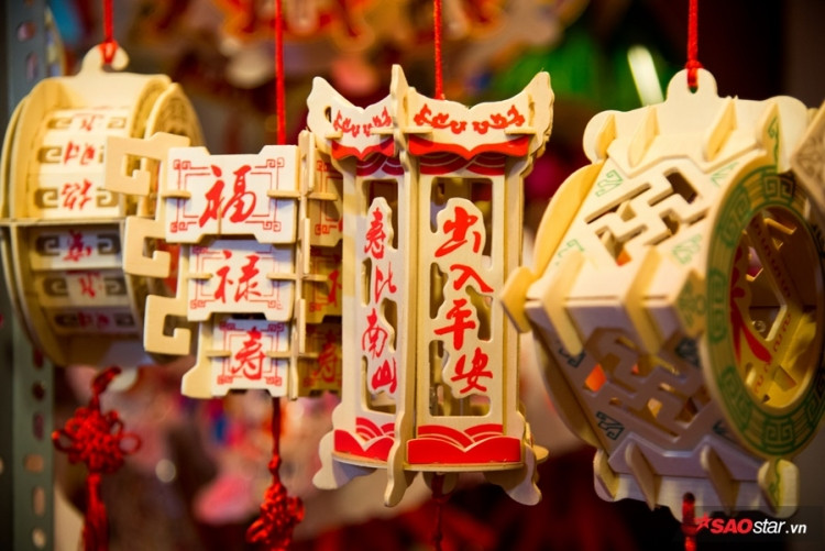 Năm nay, các loại đèn có chất liệu gỗ được nhiều khách tham quan quan tâm.