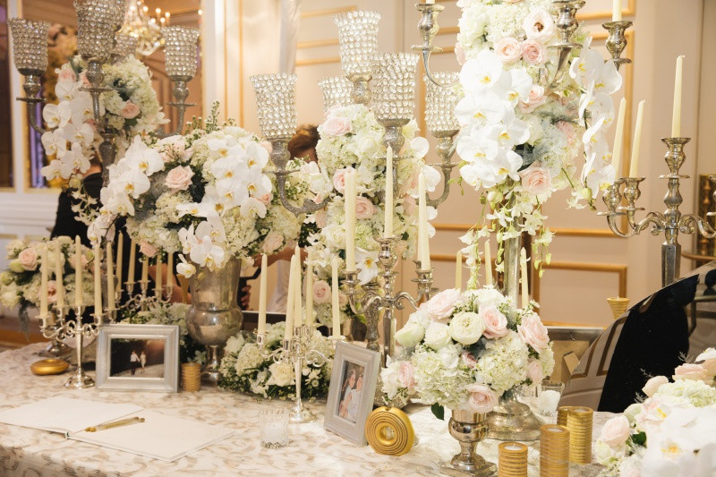 Lê Hiếu chọn tông màu hồng trắng ngọt ngào, lãng mạn để trang trí tiệc.