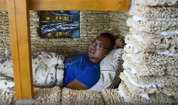 Ngôi nhà mì gói đầy tiện nghi, có cả cửa sổ, chăn mền và tranh vẽ. Ngôi nhà mì gói đầy tiện nghi, có cả cửa sổ, chăn mền và tranh vẽ.