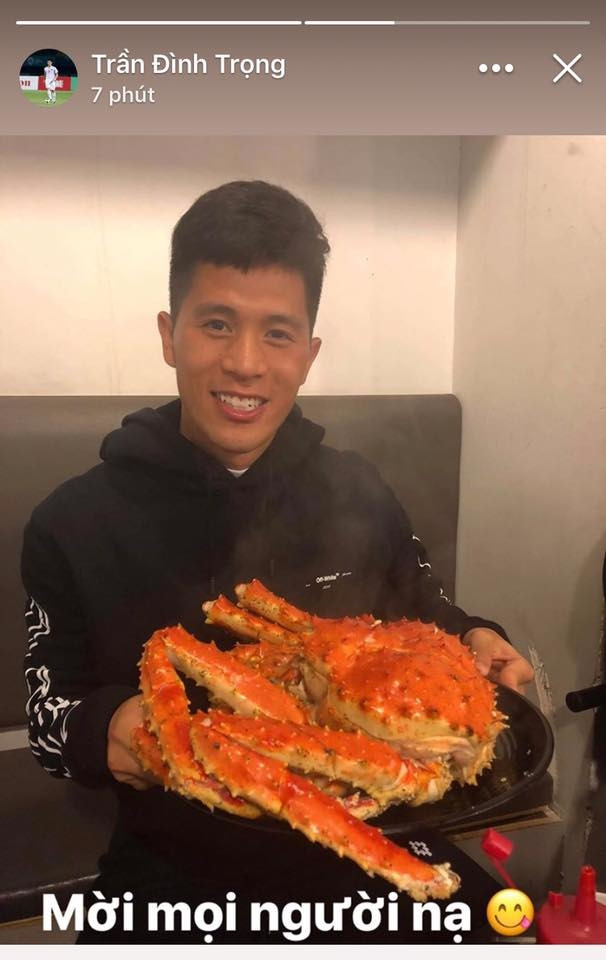 Đình Trọng chia sẻ khoảnh khắc sắp được thưởng thức món cua Alaska.