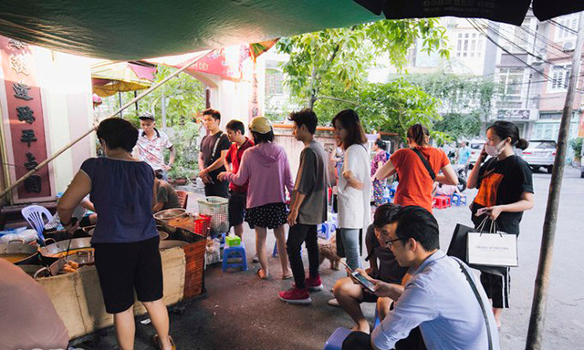 Vào những ngày cuối tuần, quán rất đông khách vào tầm chiều, khách thường phải xếp hàng chờ đợi.