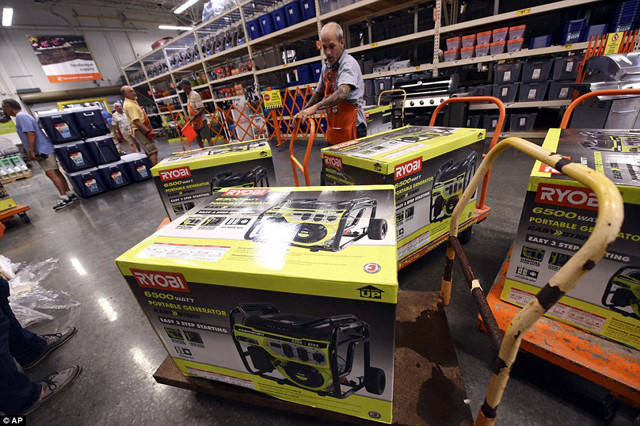 Máy phát điện được chuẩn bị thêm để phục vụ nhu cầu của người dân ở Wilmington. Ảnh: AP