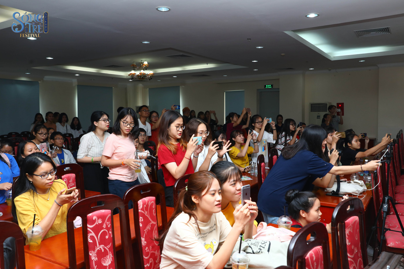 Ai ai cũng cầm điện thoại trên tay hào hứng thực hiện tác phẩm của mình. Ai ai cũng cầm điện thoại trên tay hào hứng thực hiện tác phẩm của mình.