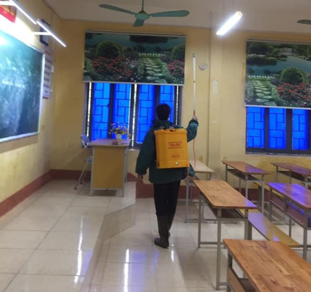 Phun thuốc khử trùng tại lớp học Trường THPT Võ Thị Sáu - (Ảnh: Website Sở GD&amp;ĐT Vĩnh Phúc).