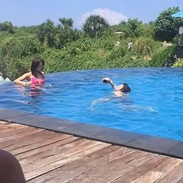 Bí quyết để có một tấm ảnh dưới nước đẹp là một anh chàng không ngại ”trầm mình”.