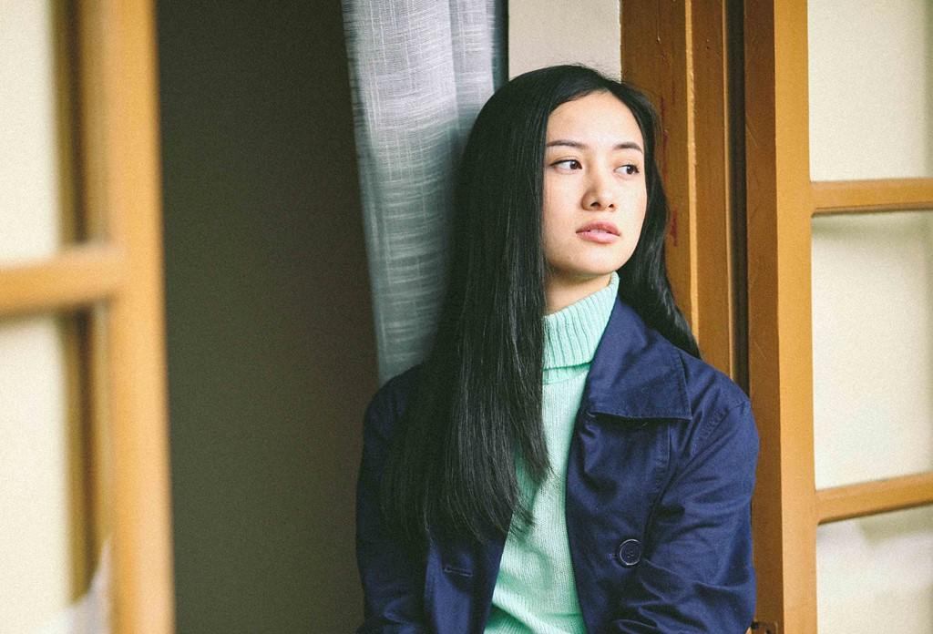 Trong tháng năm thanh xuân, chúng ta cũng từng khờ dại đem lòng yêu thích một người không thể chạm vào.