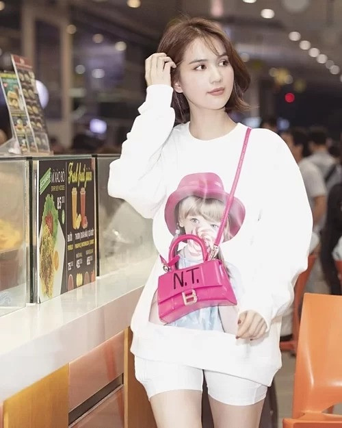 Ở Việt Nam, Ngọc Trinh bắt sóng xu hướng rất nhanh chóng. Cô cũng mới diện item phối màu trắng hồng ra sân bay đi Hàn Quốc. 