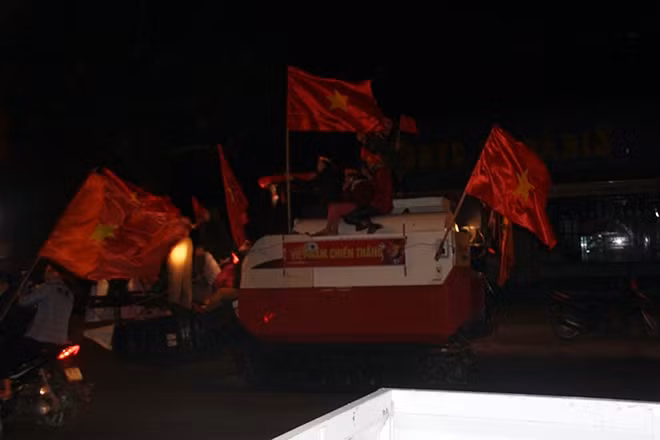 Đi bão ăn mừng cùng siêu xe độc lạ!