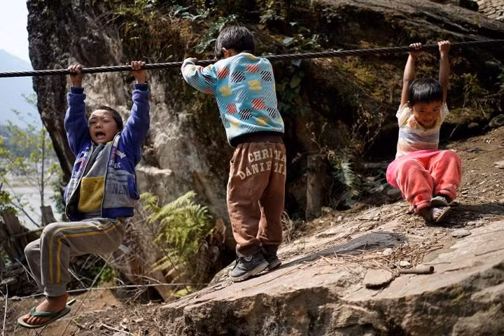 Trẻ em trong làng chơi đùa với dây đu.