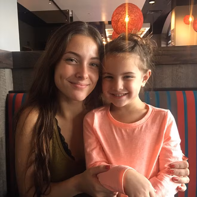 Mẹ là người hướng dẫn diễn xuất cho Alexandra.