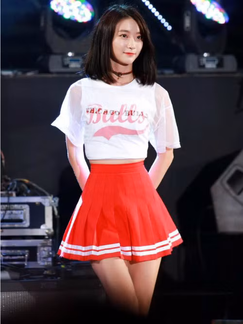 Những tưởng Yoona sẽ làm “Nữ hoàng X-line” thêm nhiều năm nữa, nhưng Binnie nhóm Oh My Girl cũng đang được chú ý vì thân hình đúng chuẩn X-line.