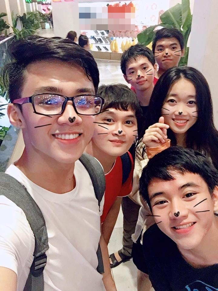 Ai cũng đồng ý rằng những anh chàng sở hữu nụ cười tỏa nắng luôn có sức hút nhất định với người đối diện.