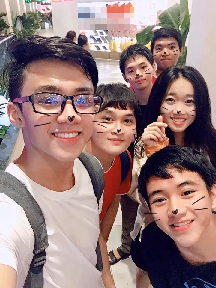 Ai cũng đồng ý rằng những anh chàng sở hữu nụ cười tỏa nắng luôn có sức hút nhất định với người đối diện.