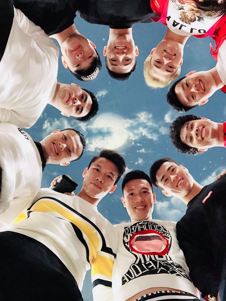 Các chàng trai năm ấy chúng ta cùng theo đuổi góp mặt hết trong một tấm hình.