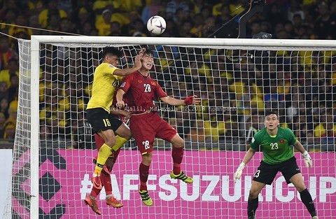 Sử dụng... tay trong pha không chiến với Duy Mạnh. Ảnh: Hoàng Anh.