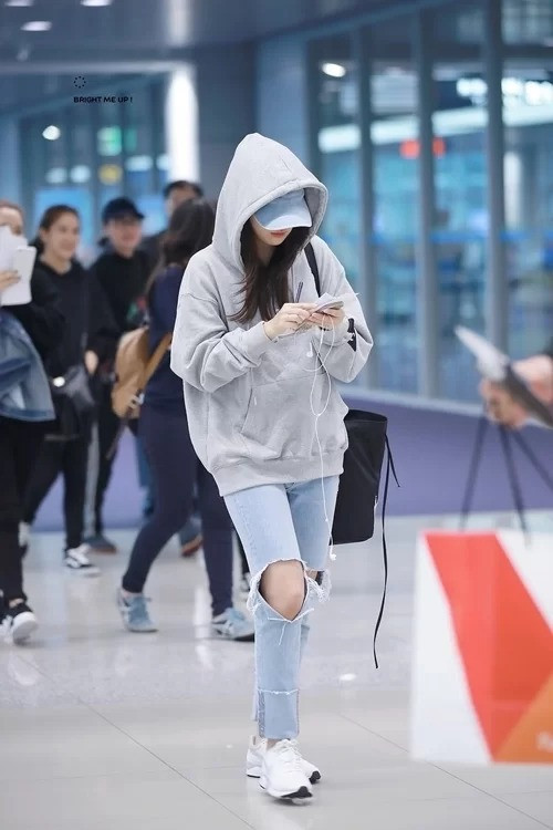 Seulhi cũng yêu thích những chiếc áo hoodie có mũ, thuận tiện khi che giấu kiểu tóc và mặt mộc mỗi lần ra sân bay. Mỗi lần diện item này, fan lại ví cô nàng như mẫu "bạn trai lý tưởng" bởi vẻ cá tính.