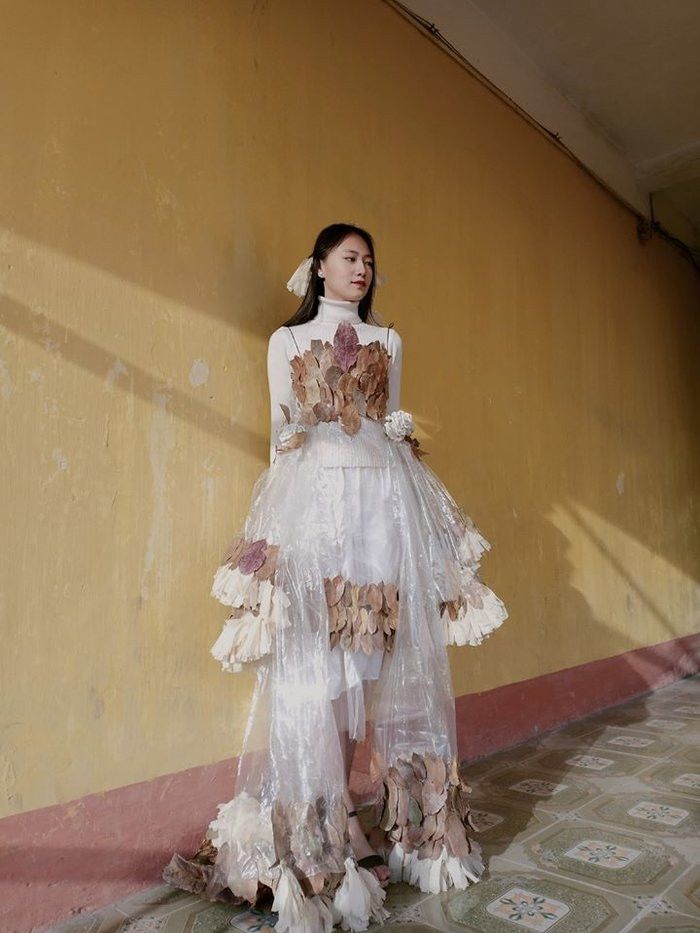 Bộ trang phục từ túi bóng, giấy và lá cây đến từ các bạn học sinh tỉnh Hải Dương.