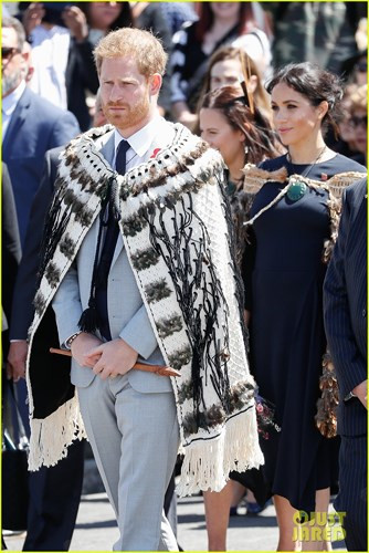 Vợ chồng Hoàng tử Harry cùng dự nghi lễ tiếp đón quan khách của thổ dân Maori mang tên Pōwhiri.