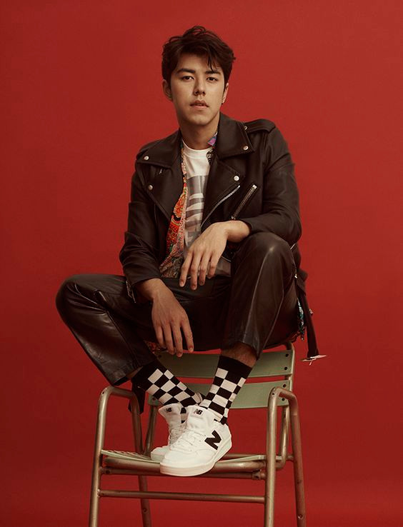 Tại sao trên đời lại có một chàng trai hoàn hảo thế này nhỉ? Cool ngầu có, đáng yêu có, vậy anh còn thiếu gì không?