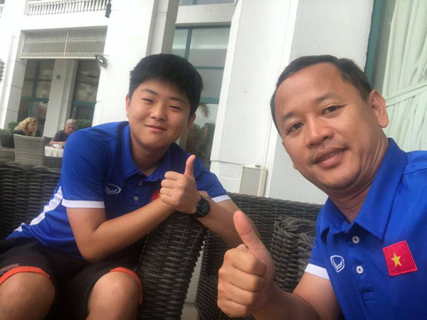 Lee Young-sub và trợ lý ngôn ngữ tiếng Hàn của HLV Park Hang-seo.