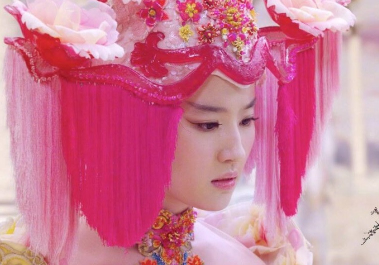 Vẻ thanh cao thoát tục đúng chất “thần tiên tỷ tỷ” của Lưu Diệc Phi đã biến mất hoàn toàn với tạo hình này trong phim điện ảnh Tam sinh tam thế. Biết là các cô dâu phim cổ trang thường ăn mặc cầu kỳ diêm dúa, nhưng không thể lòe loẹt và sến rện như thế này được.