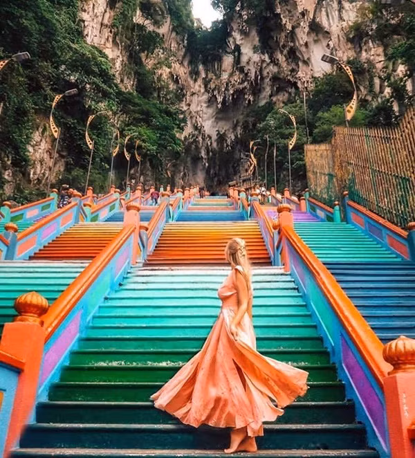 Những bậc thang phủ đầu sắc màu tươi sáng.