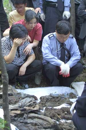 Quần áo bị chôn dưới đất được nghi là thuộc về 5 nạn nhân nhỏ tuổi.