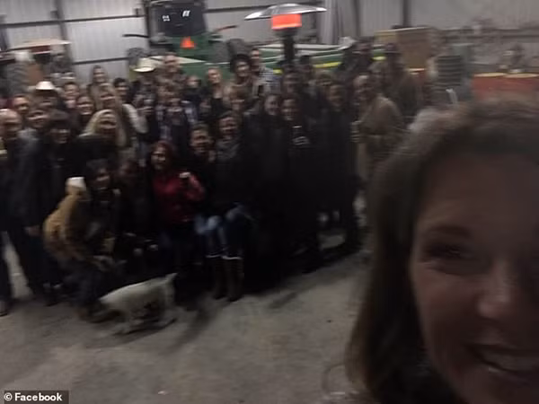 Bạn bè và người thân tới dự bữa tiệc ly hôn độc nhất vô nhị.