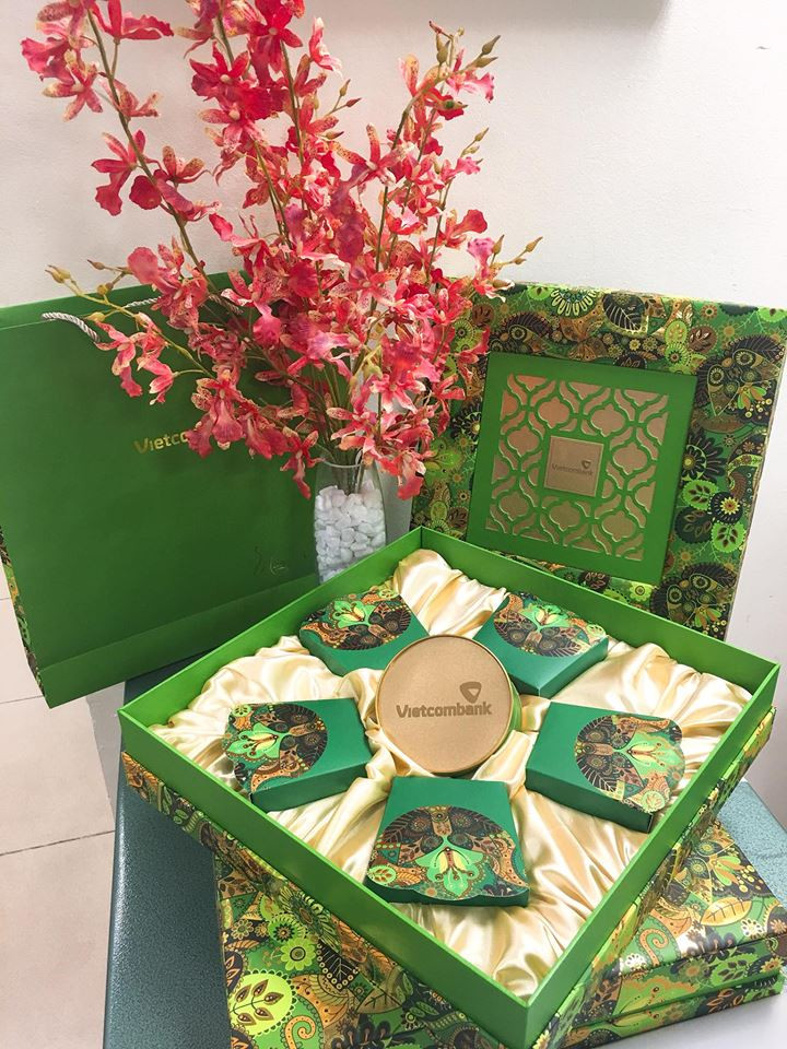 Ngân hàng Vietcombank với mẫu hộp tự thiết kế, chắc hẳn đã lấy ý tưởng từ phong cách thời trang của Cao Quý Phi. Ảnh: Hồng Anh