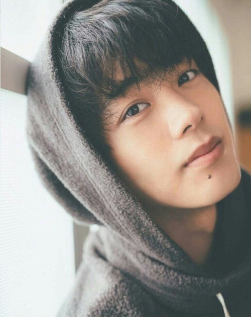 Hiện tại, Takeuchi Ryoma đã thực sự trở thành mỹ nam được khán giả Nhật Bản yêu thích, nam tính và sở hữu chiều cao 185cm.