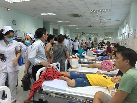 Các bệnh nhi nghi ngộ độc đang cấp cứu tại Bệnh viện quận Tân Phú. Các bệnh nhi nghi ngộ độc đang cấp cứu tại Bệnh viện quận Tân Phú.