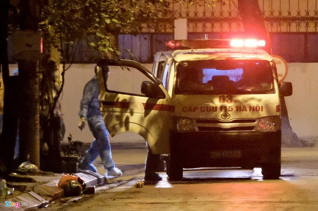 Xe cứu thương ra vào khu vực đang bị phong tỏa ở phố Trúc Bạch. Ảnh: Phạm Thắng.