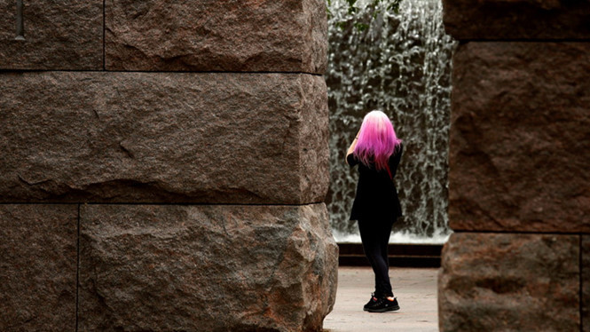 Nữ sinh ở Nga bị cho nghỉ học vì nhuộm tóc hồng. Ảnh: Chụp màn hình RT.