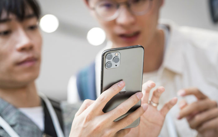 Nếu chiếc iPhone cũ của bạn không thể sử dụng được theo nghĩa đen (không thể khởi động, không thể chạy ứng dụng), thì bạn mới cần phải mua iPhone 11. (Ảnh: Bloomberg) Nếu chiếc iPhone cũ của bạn không thể sử dụng được theo nghĩa đen (không thể khởi động, không thể chạy ứng dụng), thì bạn mới cần phải mua iPhone 11. (Ảnh: Bloomberg)