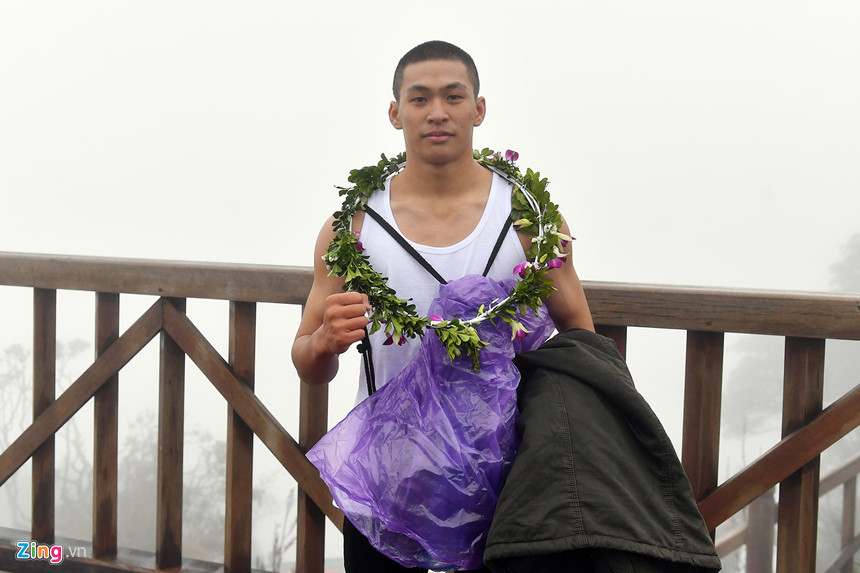 Anh cho biết tên là Hoàng Long, đến từ TP.HCM. Anh tới Sa Pa từ 31/12 và tham gia vào một cuộc thử thách bản thân, chống chọi với giá lạnh.