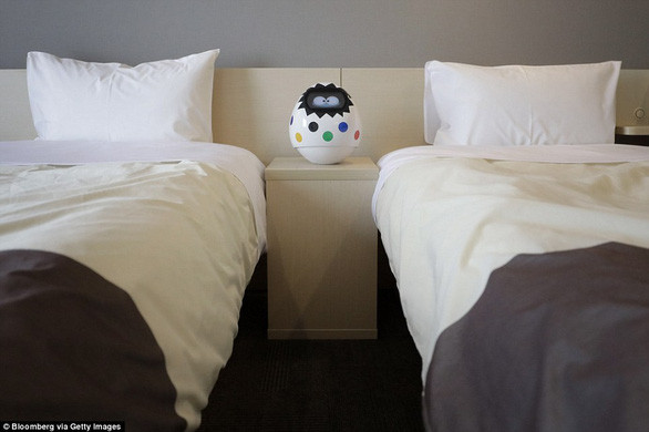 Robot Tapia giúp khách bật nhạc, đổi kênh TV.