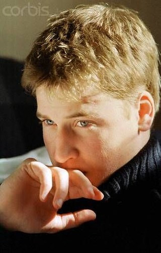 Vào tháng 6/2000, Wiiliam tròn 18 tuổi và nhanh chóng được lựa chọn vào nhóm “Pop” gồm 21 nam sinh ưu tú đại diện cho 1.280 nam sinh toàn trường Eton.