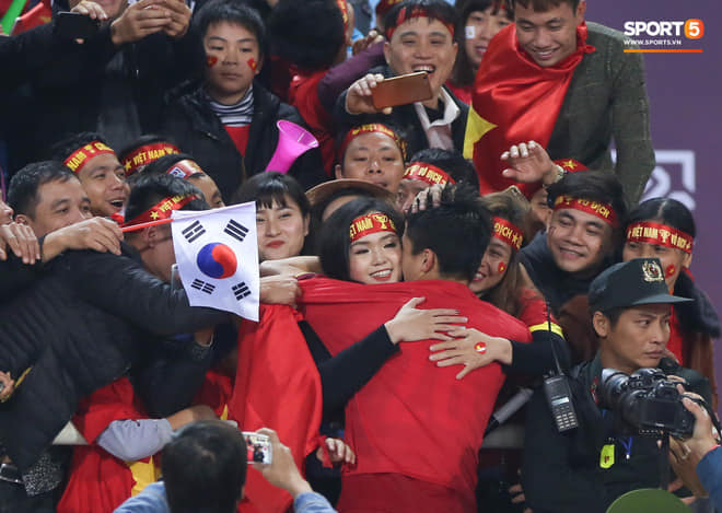 Duy Mạnh lao luôn lên khán đài ôm và trao huy chương cho bạn gái. (Ảnh: Sport5) Duy Mạnh lao luôn lên khán đài ôm và trao huy chương cho bạn gái. (Ảnh: Sport5)