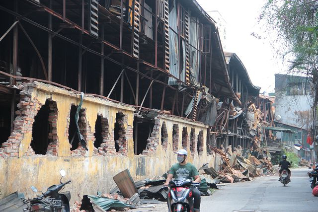 Khung cảnh hoang tàn, đầy mùi khét.