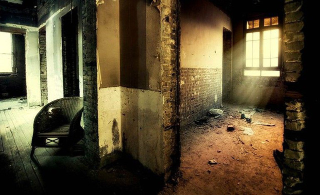 Cảnh hoang tàn bên trong căn nhà