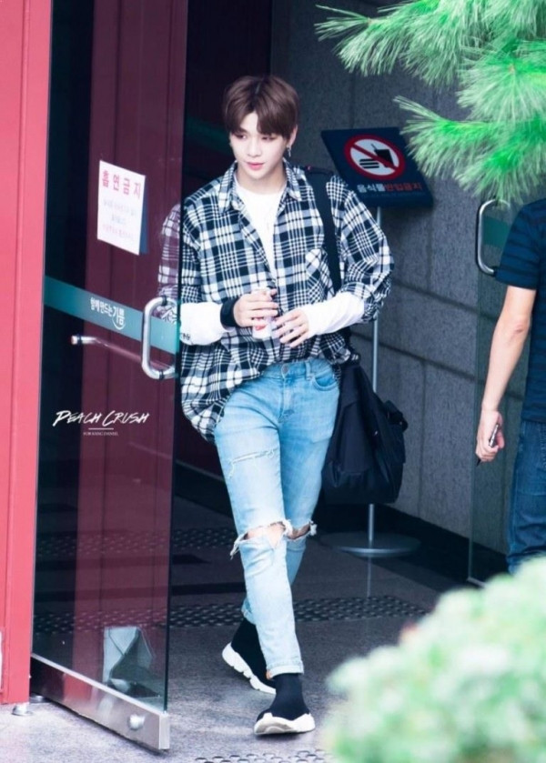 Tuổi còn rất trẻ, nhưng Kang Daniel đã chứng tỏ gu thẩm mỹ đáng nể của mình. Anh chàng luôn nổi bật giữa nhóm Wanna One không chỉ nhờ chiều cao vượt trội, mà còn nhờ trang phục siêu sành điệu.