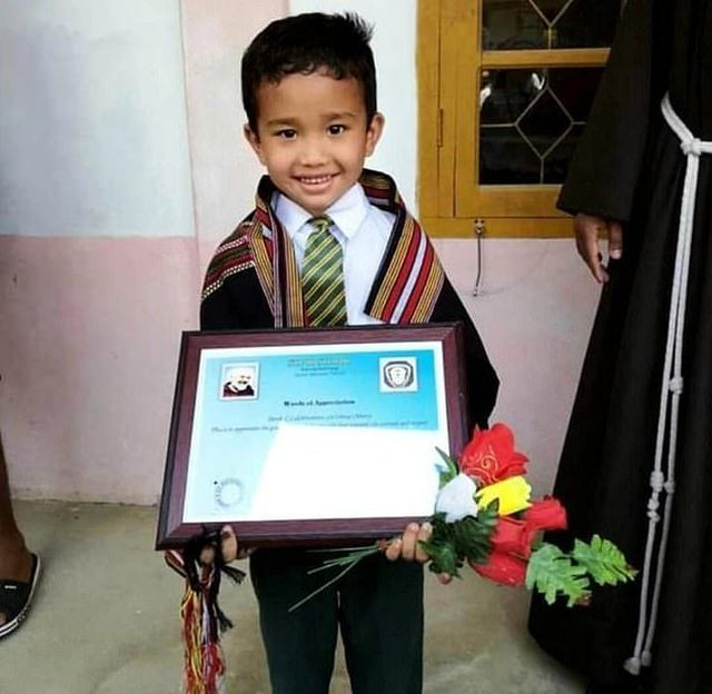 Derek được nhà trường khen thưởng vì hành động tốt bụng của mình