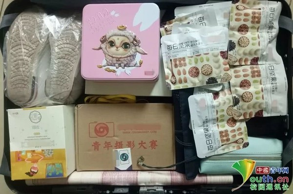 Mỗi chiếc vali tuy bé nhưng dường như chứa cả gia tài.