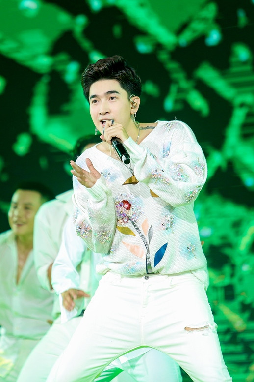 Chi Dân xuất hiện rạng ngờ trên sân khấu V Heartbeat Live.