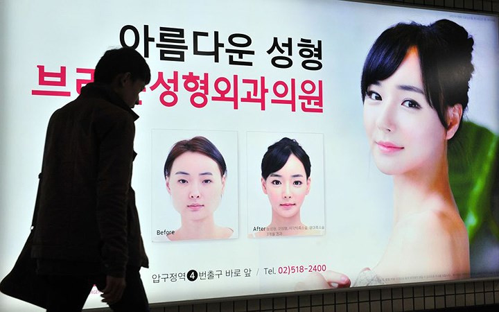 Người Hàn Quốc lại rất cởi mở với chuyện phẫu thuật thẩm mỹ để có được vẻ đẹp chuẩn cằm chữ V, mắt 2 mí, mắt to tròn, mũi cao thon thẳng và miệng chúm chím với làn da sáng bóng, láng mịn không tì vết.