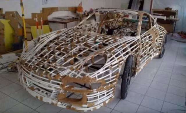 Khung xe được làm hoàn toàn bằng ống nhựa và băng dính.